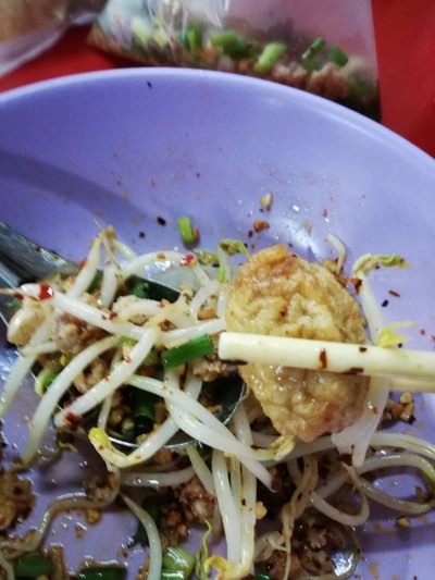บะหมี่ต้มยำแห้งลูกชิ้นปลา ราคา 45 บาท