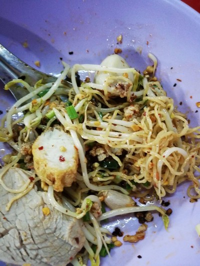 บะหมี่ต้มยำแห้งลูกชิ้นปลา ราคา 45 บาท