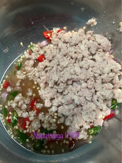 วิธีทำ ยำคะน้าหมูสับ วิธีทำ ยำคะน้าหมูสับ
