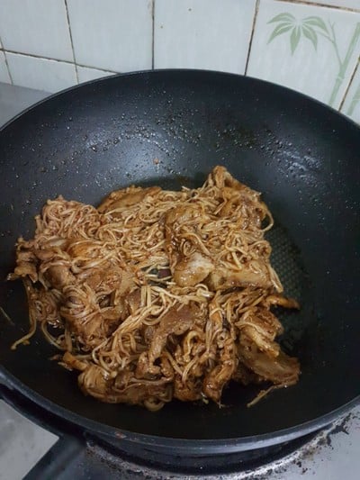 หม่าล่าสามชั้นผัดเห็ดเข็มทอง