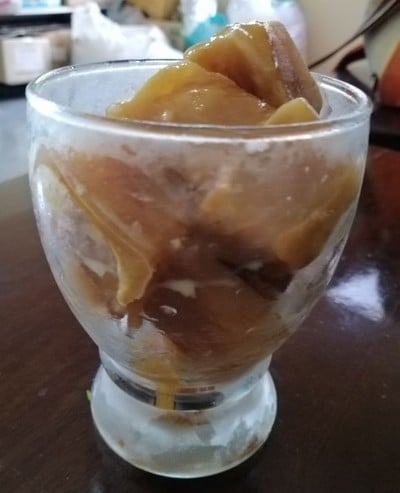 กาแฟ​นมสดก้อนน้ำแข็ง​ราดซอสคาราเมล