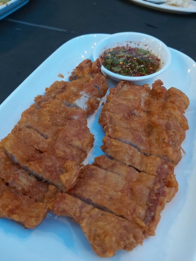 สามชั้นทอดน้ำปลา