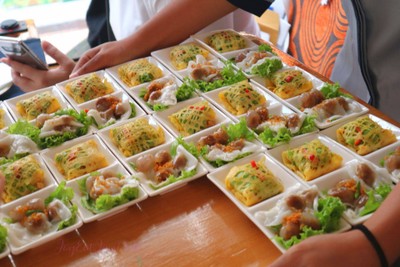 ข้าวเกรียบปากหม้อ และหรุ่ม