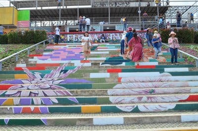 บันไดทางเข้าสวน