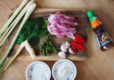 วิธีทำ หมูทอดสมุนไพร วิธีทำ หมูทอดสมุนไพร