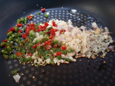 วิธีทำ กุ้งผัดพริกขี้หนูสวน