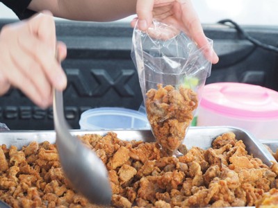 หนังไก่ทอด
