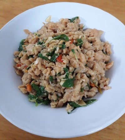 แซลมอนผัดกระเพรา