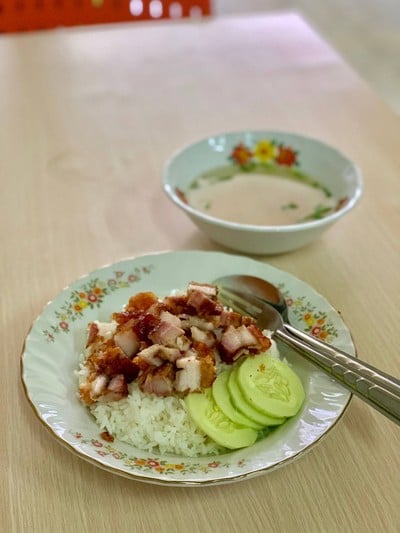 เจ๊กี่ ข้าวหน้าหมูย่าง เตี๋ยวหมูย่าง (เจ๊กี่ หมูย่างทำเอง) เจ๊กี่ ข้าวหน้าหมูย่าง เตี๋ยวหมูย่าง (เจ๊กี่ หมูย่างทำเอง)