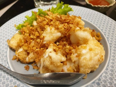 ปลาหมึกทอดกระเทียม