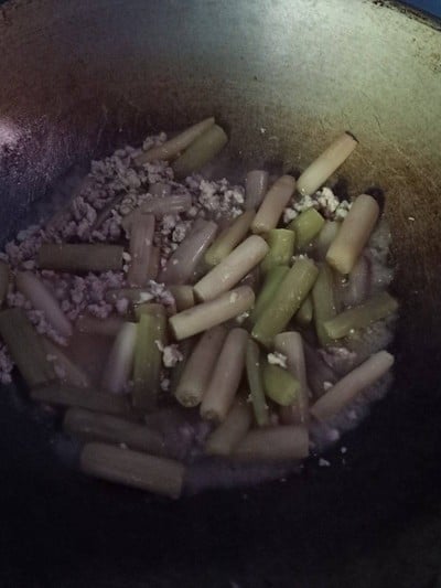 วิธีทำ ผัดสายบัว วิธีทำ ผัดสายบัว