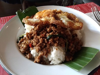 กระเพราะหมูสับราดข้าว+ไข่ดาว
