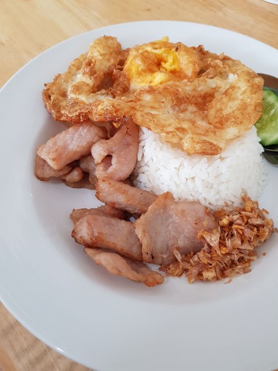 ข้าวหมูกระเทียมไข่ดาว