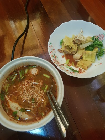 บะหมี่หมูต้มยำ กับ เกี๊ยวกุ้งลวก