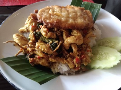 ไก่ผัดฉ่าป่าราดข้าว+ไข่ดาว