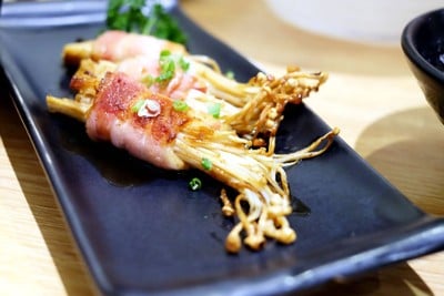 เบค่อนพันเห็ดเข็มทอง