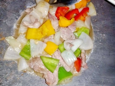 วิธีทำ หมูผัดพริกหวาน วิธีทำ หมูผัดพริกหวาน