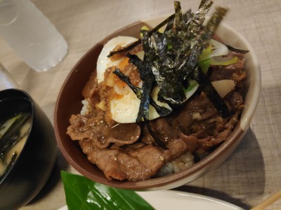 ข้าวหน้าเนื้อไข่ออนเซ็น