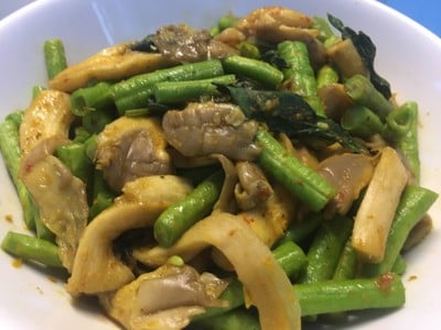 ผัดพริกแกงเห็ดนางฟ้า 