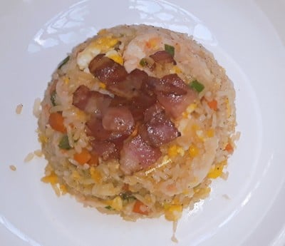 ข้าวผัดกุ้งเบคอนกรอบ