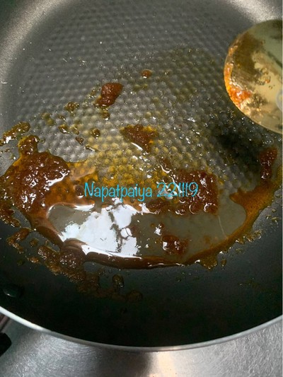 วิธีทำ ไส้กรอก+เกี้ยวทอดพริกแกงเผ็ด วิธีทำ ไส้กรอก+เกี้ยวทอดพริกแกงเผ็ด
