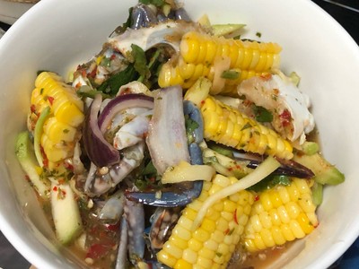 ยำมะม่วงปูม้าปลากรอบ