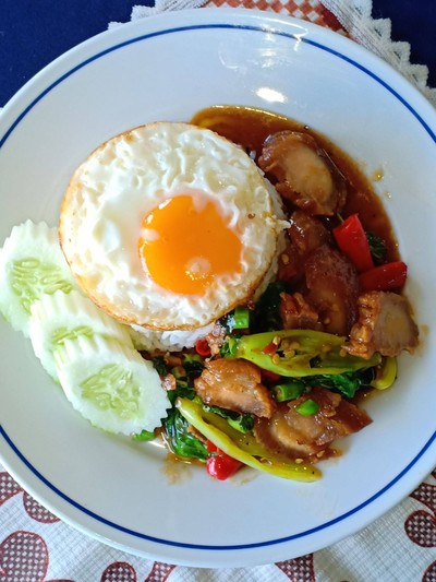 ข้าวกะเพราหมูกรอบไข่ดาว