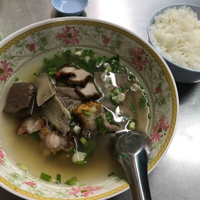 เกาเหลา ลิ้น ตับ หมูกรอบ