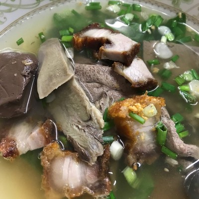 เกาเหลา ลิ้น ตับ หมูกรอบ