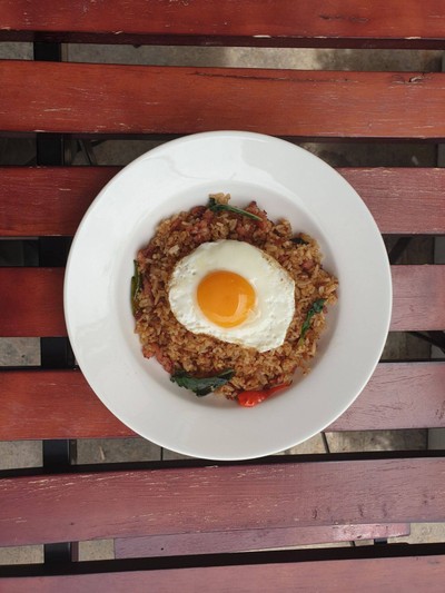 ข้าวผัดกระเพราหมู ไข่ดาว