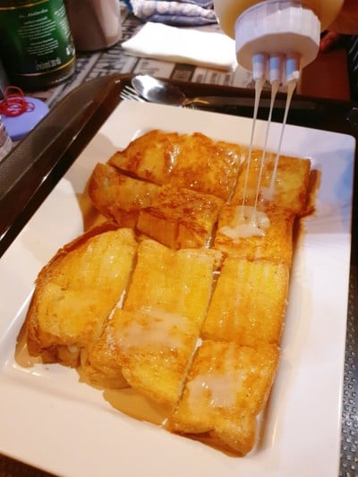 ขนมปังปิ้งเนยนม