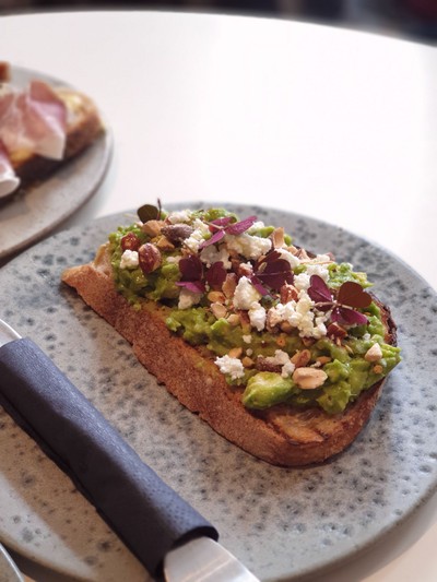 ขนมปังปิ้งหน้าอโวคาโด และชีสกับถั่ว รสชาติสดชื่น