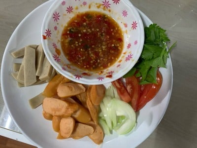 วิธีทำ ยำหมูยอไส้กรอก วิธีทำ ยำหมูยอไส้กรอก
