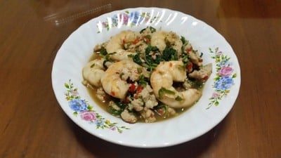 กระเพรากุ้งหมูสับ
