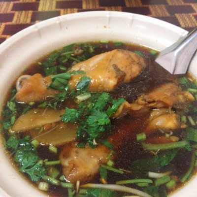 บะหมี่น่องไก่ตุ๋น