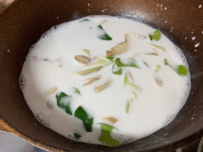 วิธีทำ ต้มข่าไก่หัวปลี วิธีทำ ต้มข่าไก่หัวปลี
