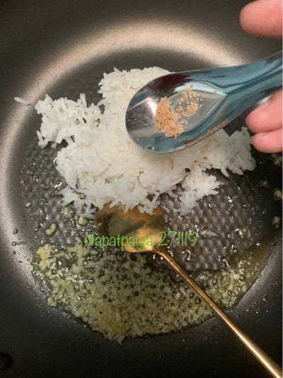 วิธีทำ ข้าวผัดกระเทียม