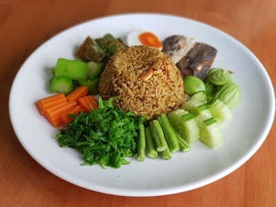 ข้าวผัดน้ำพริกลงเรือ