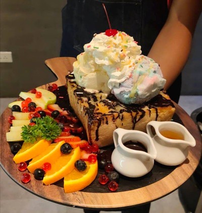 อร่อยหวานกรอบปนนุ่มชุ่มฉ่ำไปด้วยน้ำผึ้งและช็อคซอสแสนเข้มข้นปะปนไปด้วยผลไม้สดที่ก