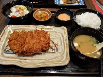 ข้าวหมูชุบแป้งทอด