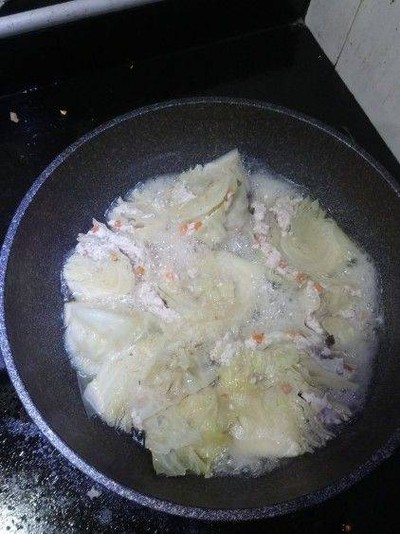 วิธีทำ กะหล่ำปลียัดไส้อกไก่สับตุ๋นเห็ดหอม