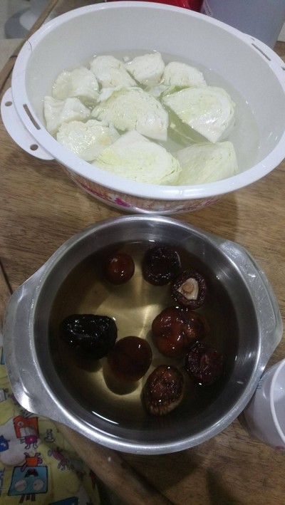 วิธีทำ กะหล่ำปลียัดไส้อกไก่สับตุ๋นเห็ดหอม