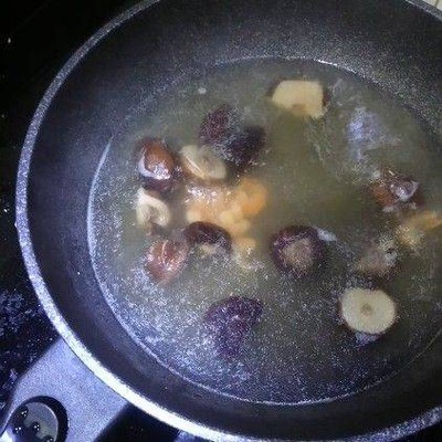 วิธีทำ กะหล่ำปลียัดไส้อกไก่สับตุ๋นเห็ดหอม