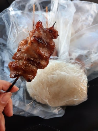 ข้าวเหนียวหมูปิ้ง
