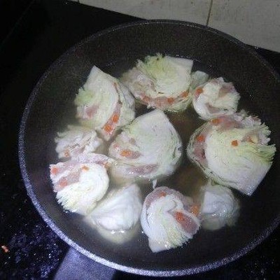 วิธีทำ กะหล่ำปลียัดไส้อกไก่สับตุ๋นเห็ดหอม