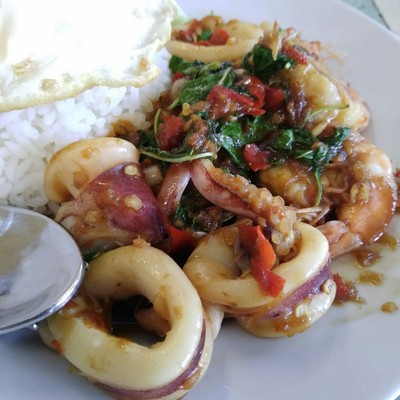 ข้าวกระเพรากุ้งหมึก