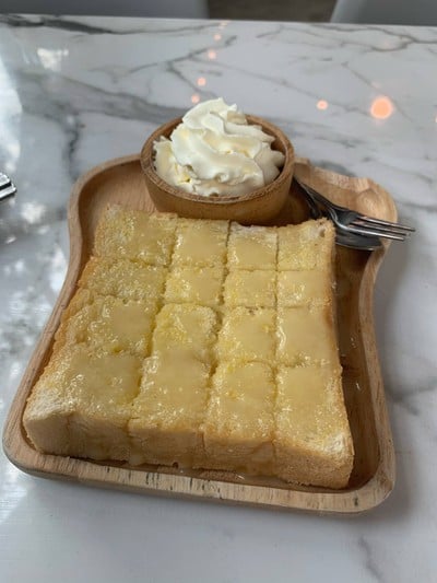 ขนมปังปิ้งเนยนม