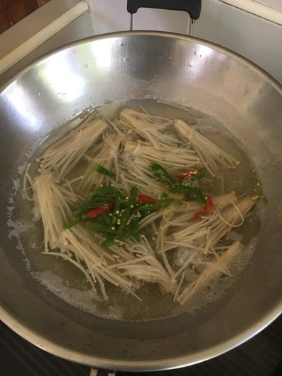 วิธีทำ ต้มยำเห็ดดอกขจรพริกสด