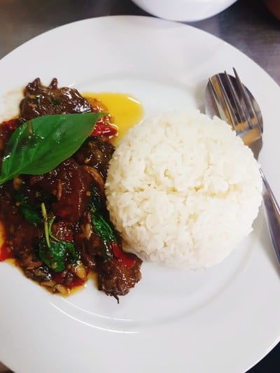 ผัดกะเพราเอ็นเนื้อตุ๋นราดข้าว