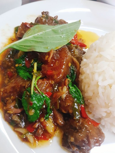 ผัดกะเพราเอ็นเนื้อตุ๋นราดข้าว